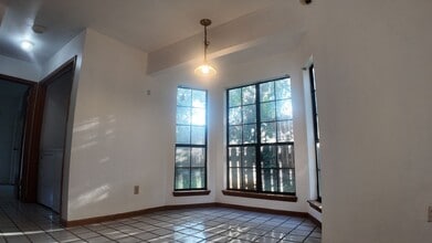 1822 Jackson Bluff Rd in Tallahassee, FL - Foto de edificio - Building Photo