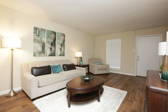 Park on Vista in Pasadena, TX - Building Photo - Interior Photo