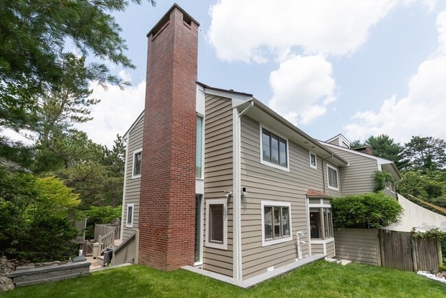 8 Benjamin Pl, Unit 2 in Chestnut Hill, MA - Foto de edificio - Building Photo