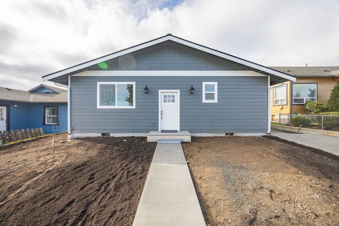 1120 W 8th St in Port Angeles, WA - Building Photo