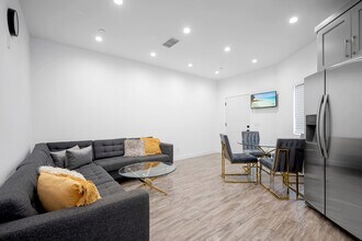 13313 Wixom St in North Hollywood, CA - Foto de edificio - Building Photo