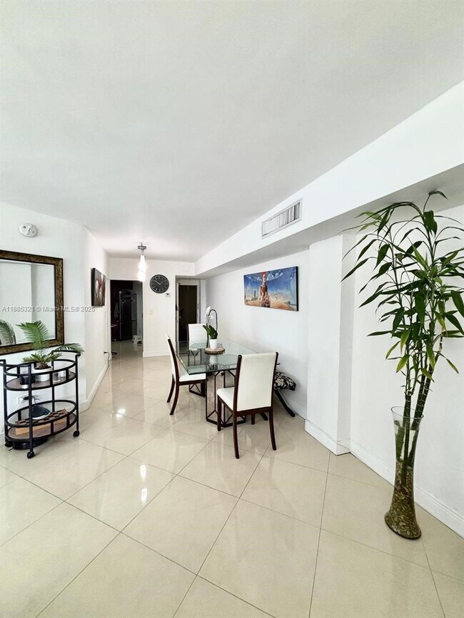 801 Brickell Bay Dr in Miami, FL - Building Photo - Building Photo