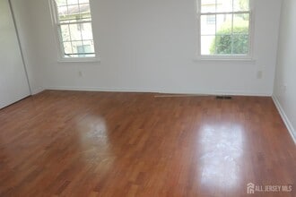 405 Maplecrest Rd in Edison, NJ - Building Photo - Building Photo