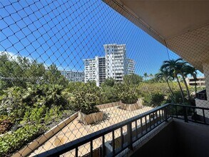 251 Crandon Blvd in Key Biscayne, FL - Foto de edificio - Building Photo