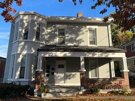 818 Oak St, Unit Apt 4 in Cincinnati, OH - Building Photo