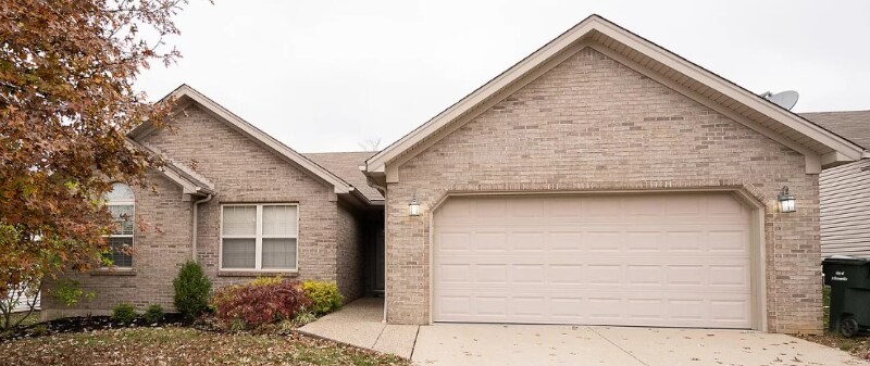 3807 Crown Ridge Ln in Jeffersonville, IN - Building Photo