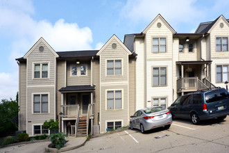 Deerfield Townhomes in Cincinnati, OH - Foto de edificio - Building Photo