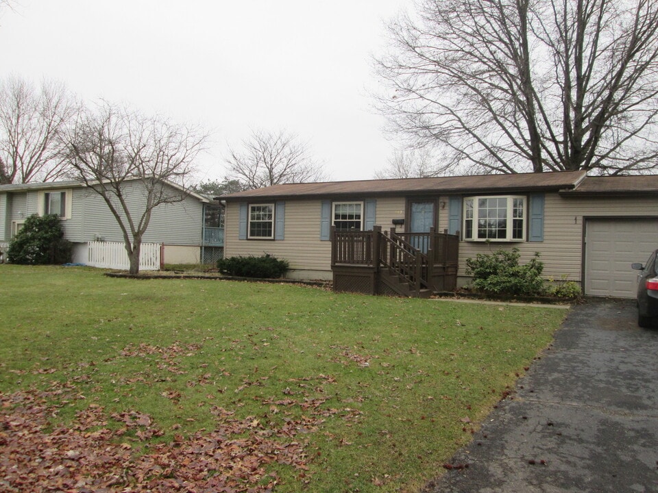 597 Aurora Dr in Youngstown, OH - Building Photo