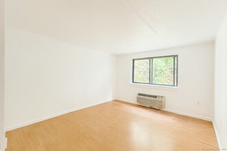 126 Triangle St in Danbury, CT - Building Photo - Building Photo