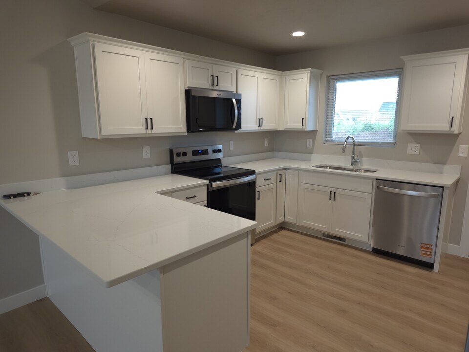 2681-2683 Princeton Dr in Neenah, WI - Building Photo