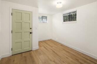 909 4th Ave N, Unit H in Seattle, WA - Building Photo - Building Photo