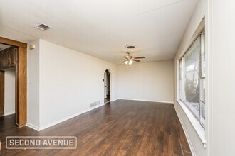 2713 S Carrier Pkwy in Grand Prairie, TX - Foto de edificio - Building Photo