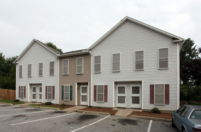 Woodland Village Apartments in Greensboro, NC - Foto de edificio - Building Photo