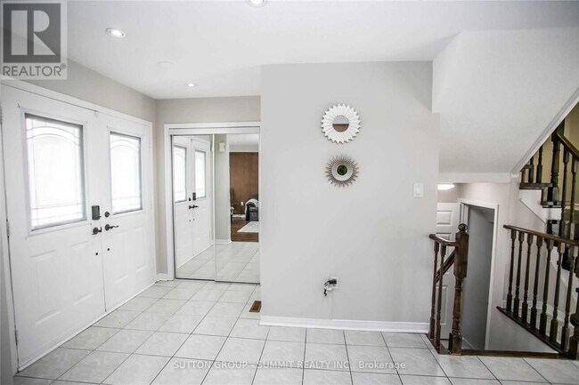 5828 Tenth Line W in Mississauga, ON - Building Photo - Building Photo