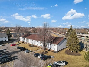 Sunset Lane Apartments in Waunakee, WI - Foto de edificio - Building Photo