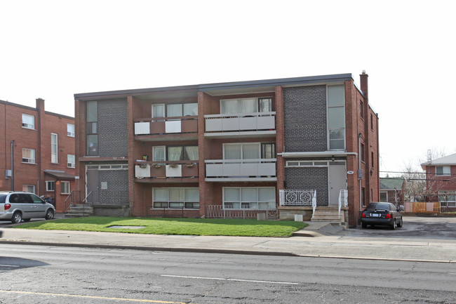 739-741 Lawrence Ave in Toronto, ON - Building Photo - Primary Photo