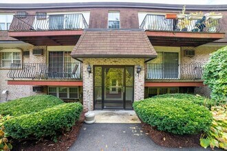 4 Williamsburg Ct in Shrewsbury, MA - Building Photo - Building Photo