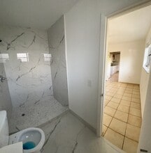 501 SW 60th Ct in Miami, FL - Foto de edificio - Building Photo