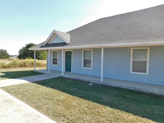 124 Private Road 3230 in Bridgeport, TX - Foto de edificio - Building Photo