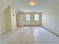 44 Farwell St, Unit 2 in Newton, MA - Foto de edificio - Building Photo