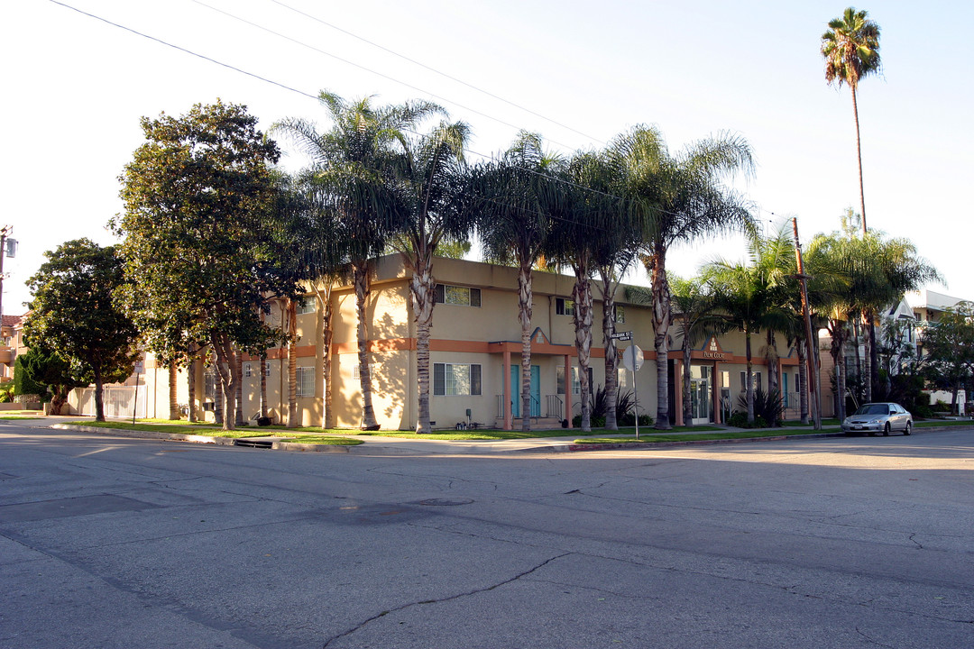 Palm Court in Sherman Oaks, CA - Building Photo