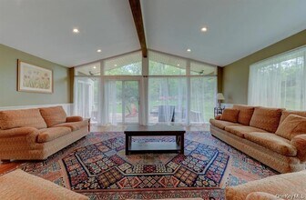 20 Cherry Ln in Syosset, NY - Foto de edificio - Building Photo