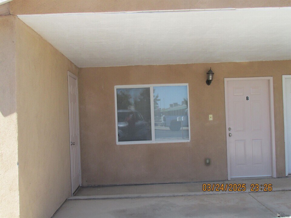 2216 S Arizona Ave in Yuma, AZ - Building Photo