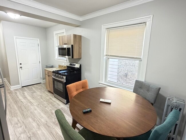 5842 W Barry Ave, Unit 2E in Chicago, IL - Building Photo - Building Photo