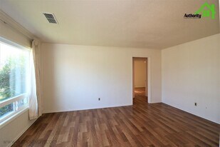 1924 Sequoia St in Redding, CA - Building Photo