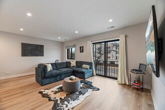 2356 W Touhy Ave in Chicago, IL - Building Photo - Building Photo