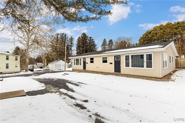 25 Mcpherson St in New York Mills, NY - Building Photo - Building Photo