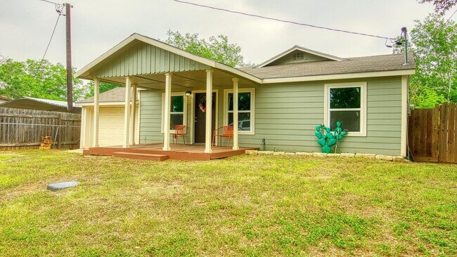 1310 S 4th St in Floresville, TX - Building Photo - Building Photo