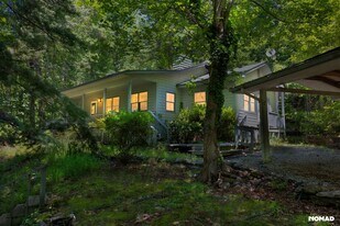 527 Mountainside Dr in Rabun Gap, GA - Building Photo