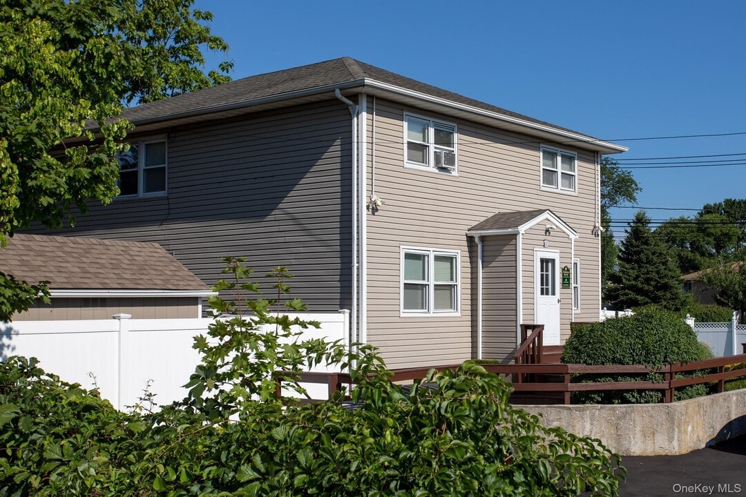 10 Laramie Rd in West Babylon, NY - Building Photo