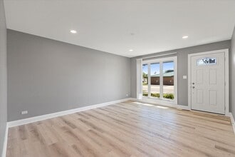 102 Ridgewood Rd in Elk Grove Village, IL - Building Photo - Building Photo