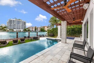 9380 Bay Dr in Surfside, FL - Building Photo