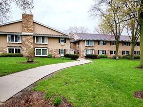 5675 W Brown Deer Rd, Unit 210 in Brown Deer, WI - Foto de edificio - Building Photo
