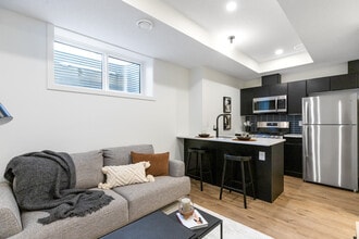 7814-7104 104 Ave NW in Edmonton, AB - Building Photo - Building Photo