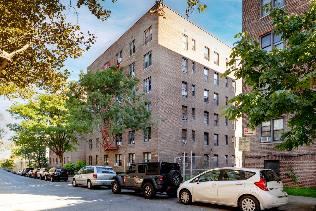 Yellow Stone Gardens in Forest Hills, NY - Building Photo