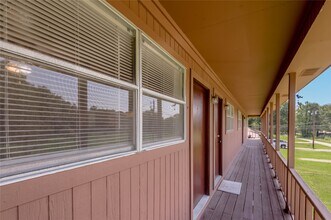 120 McAdams Ln in Huntsville, TX - Foto de edificio - Building Photo