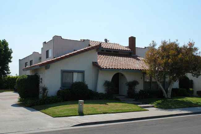 Harbor Bluffs Apartments in Huntington Beach, CA - Building Photo - Building Photo