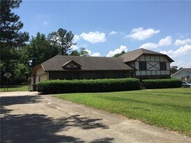 227 Sandra Dr NW in Lilburn, GA - Building Photo