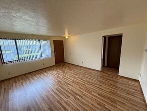 568 22nd Ave SE in Albany, OR - Foto de edificio - Building Photo