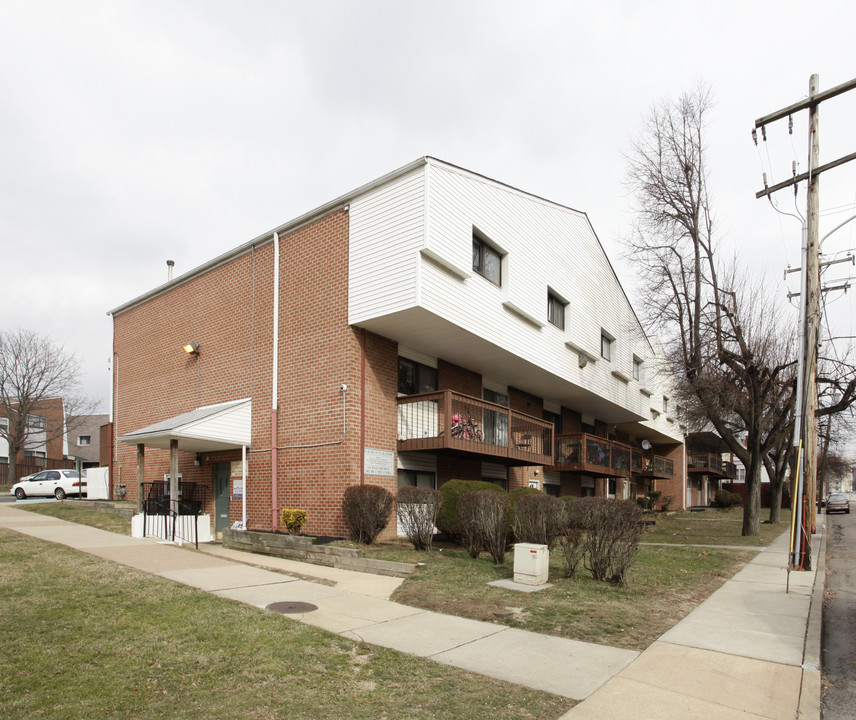 Crosby Square Apartments in Chester, PA - Building Photo