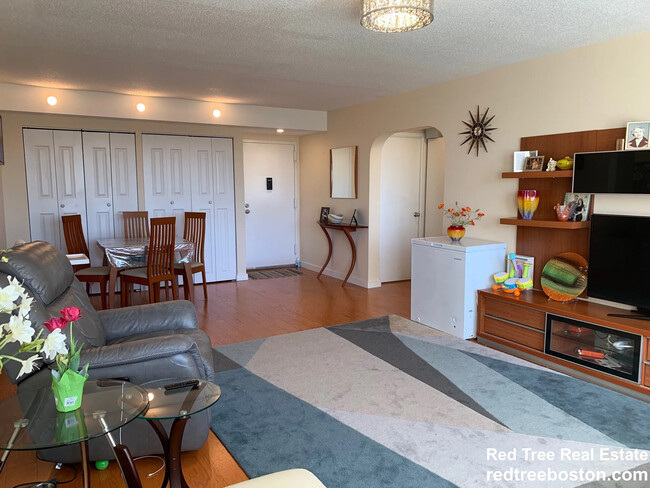1731 Beacon St, Unit 506 in Brookline, MA - Building Photo - Building Photo