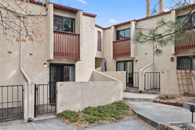 1060 S Parker Rd in Denver, CO - Building Photo - Building Photo