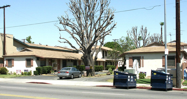 Valley Glen Apartments in Van Nuys, CA - Building Photo - Building Photo