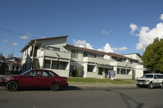 Lincoln Village Park Apartments in Stockton, CA - Foto de edificio - Building Photo