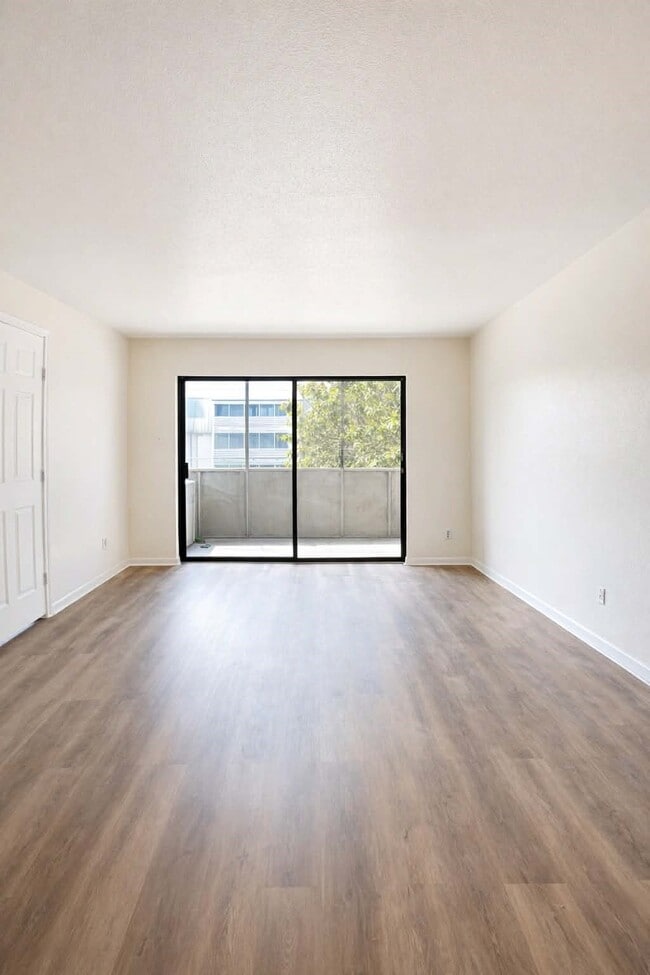 property at 3035 Walnut Bend Ln