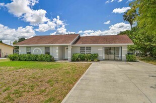 18522 Evergreen Rd in Ft. Myers, FL - Building Photo